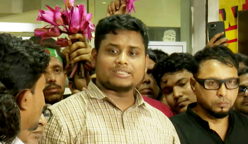 এনসিপির মনোনয়ন ফরম কিনলেন হাসনাত