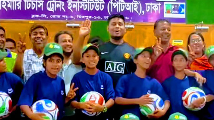 খুদে ফুটবলারদের সঙ্গে আনন্দে মাতলেন হাসনাত আবদুল্লাহ
