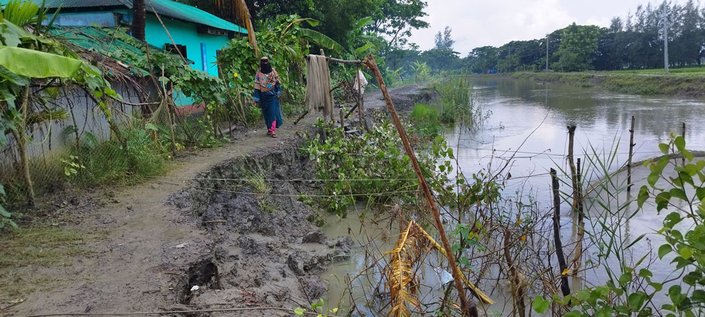 হাতিয়ায় অপরিকল্পিত খাল খননের অভিযোগ, ভাঙনের ঝুঁকিতে ঘরবাড়ি-রাস্তাঘাট