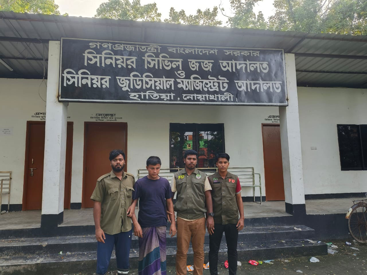 হাতিয়ায় সংরক্ষিত বনের গাছ কাটার অভিযোগে আটক ১