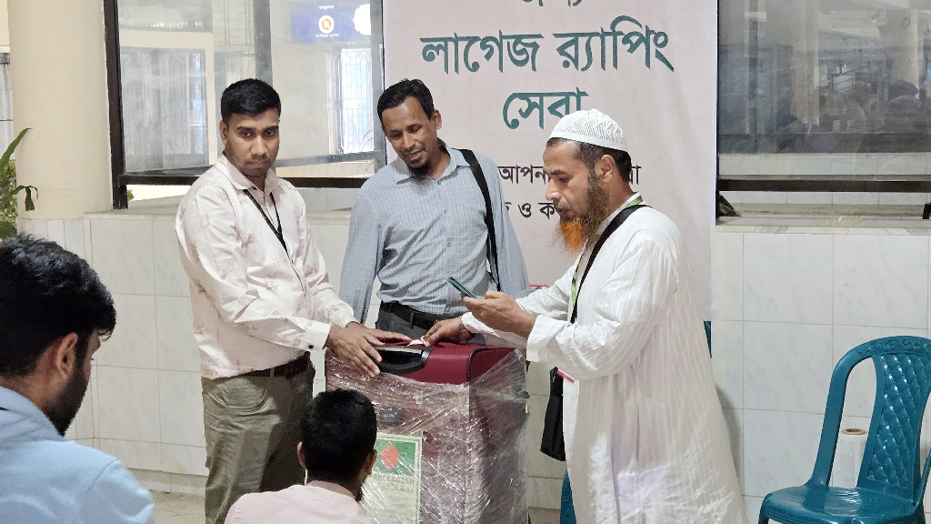 হজ ক্যাম্পে লাগেজ র‍্যাপিং সেবা চালু