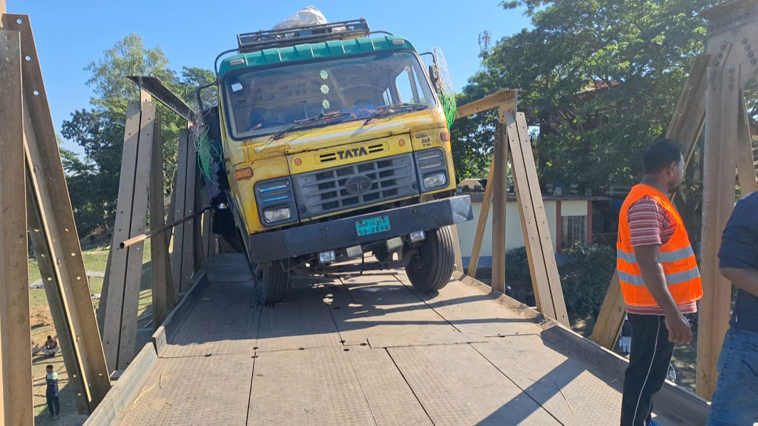 হবিগঞ্জে রত্না বেইলি সেতু ভেঙে ট্রাক আটকা, দুর্ভোগে যাত্রীরা