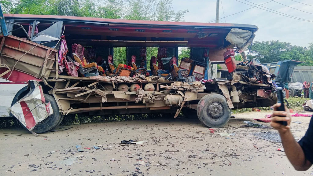 হবিগঞ্জে দুই বাসের মুখোমুখি সংঘর্ষে ৩ জন নিহত, আহত ৩০