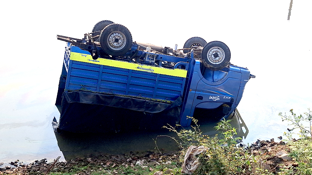 হবিগঞ্জে আসামিসহ পুলিশ ভ্যান উল্টে খাদে, আহত ৬