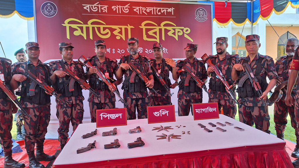 সাতছড়ির জঙ্গলে মাটি খুঁড়ে মিলল পিস্তল-গুলি