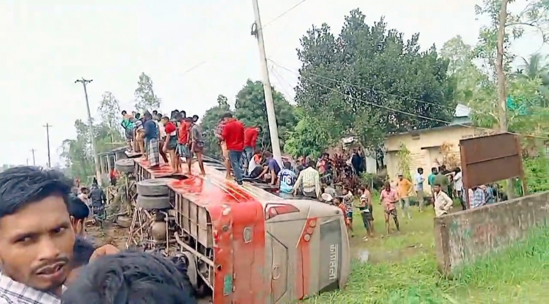 হবিগঞ্জে বাস খাদে পড়ে আহত ১০
