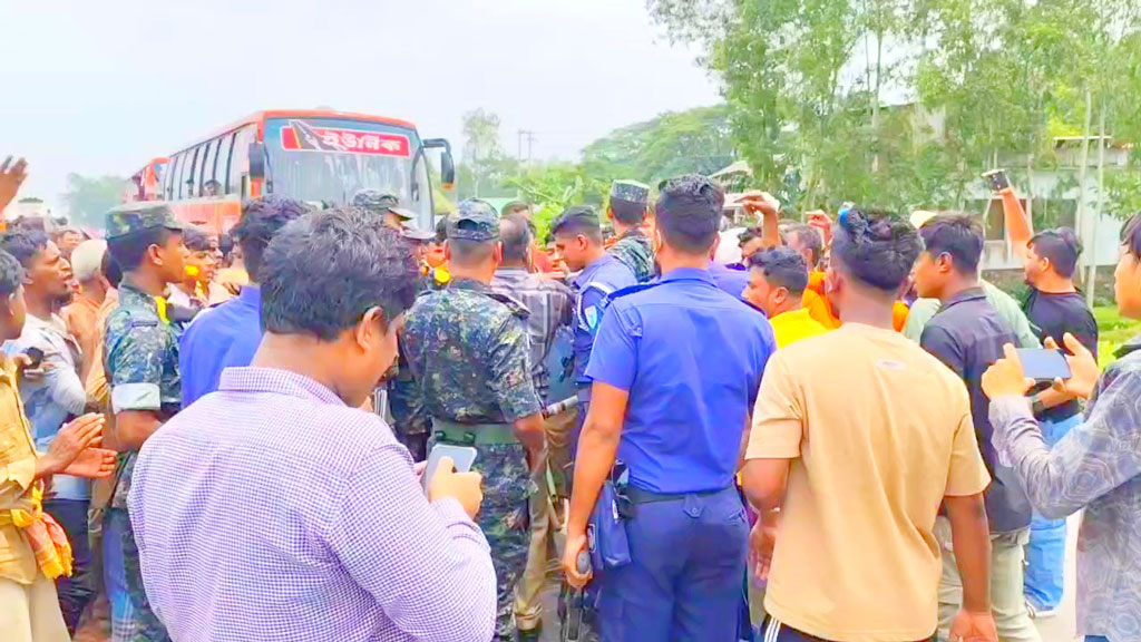 হবিগঞ্জে নিষেধাজ্ঞা অমান্য করে পশুর হাট, ম্যাজিস্ট্রেটের সঙ্গে ধাক্কাধাক্কি