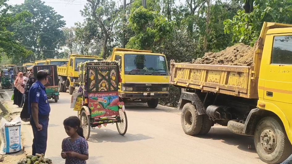 হবিগঞ্জে খোয়াই নদের মাটিভর্তি ১০টি ট্রাক জব্দ