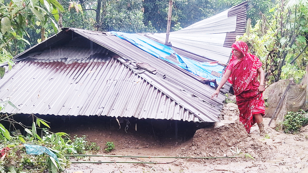 হবিগঞ্জে বন্যার পানি কমছে, ঘরে ফিরেও ঘরহারা মানুষ