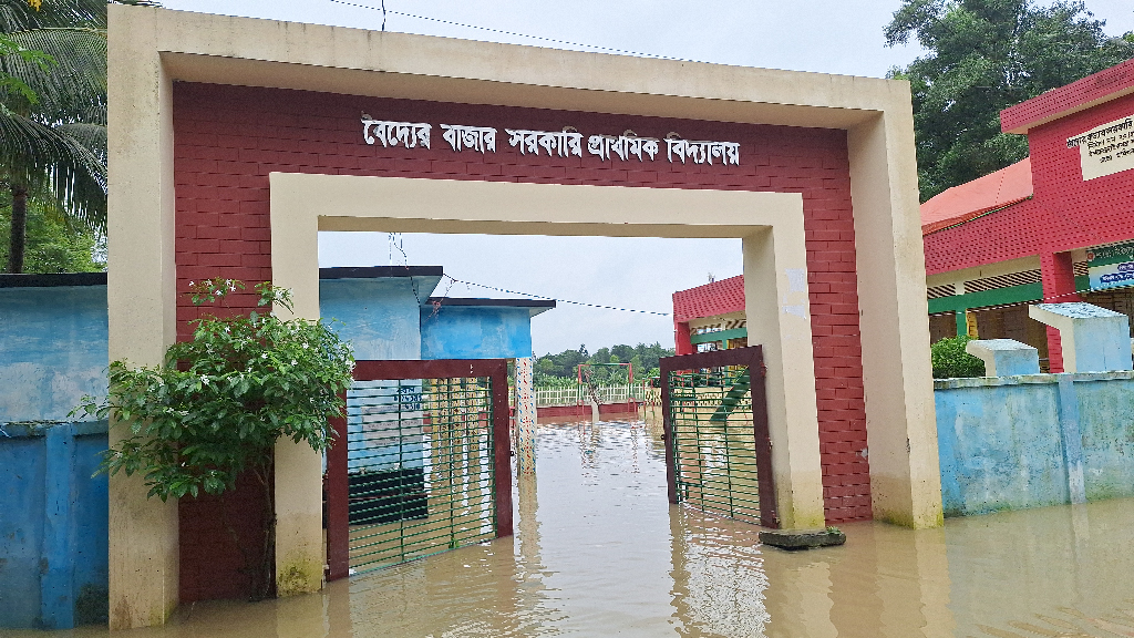 খোয়াই নদের দুটি বাঁধ ভেঙে হবিগঞ্জে ২০ গ্রাম প্লাবিত, আশ্রয়ের খোঁজে মানুষ