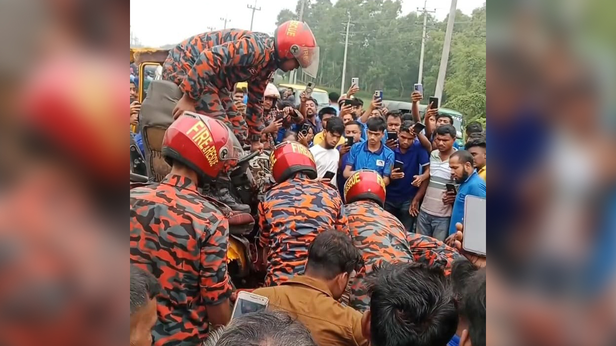 হবিগঞ্জে ট্রাক-পিকআপ-অটোরিকশা ত্রিমুখী সংঘর্ষে নিহত ১, আহত ৩