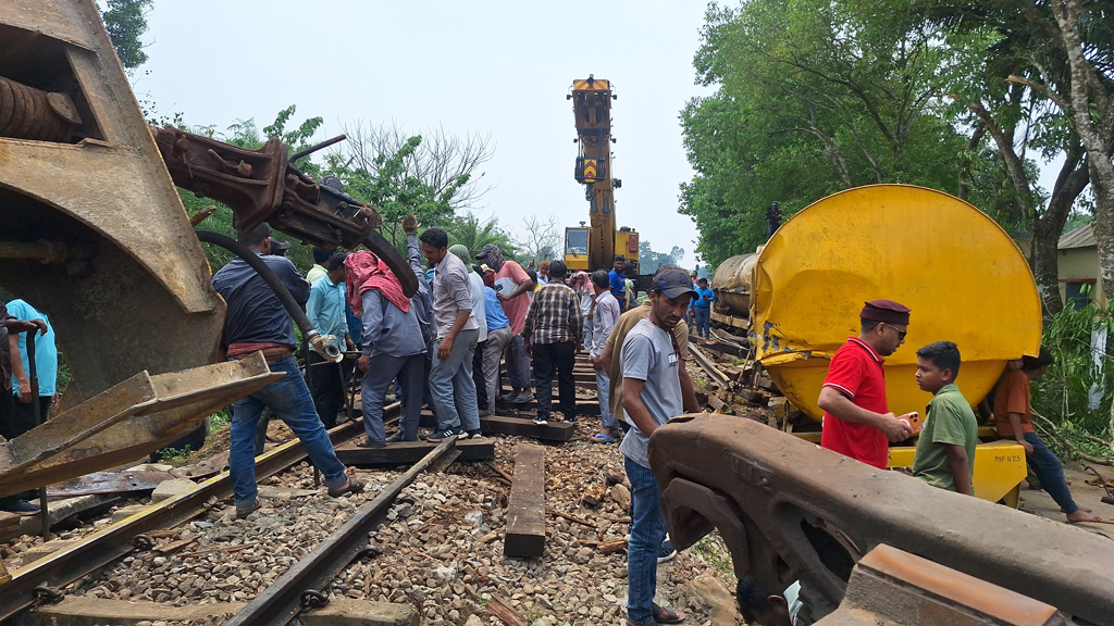 হবিগঞ্জে ট্রেন লাইনচ্যুত: ১ হাজার লিটার ডিজেল উদ্ধার