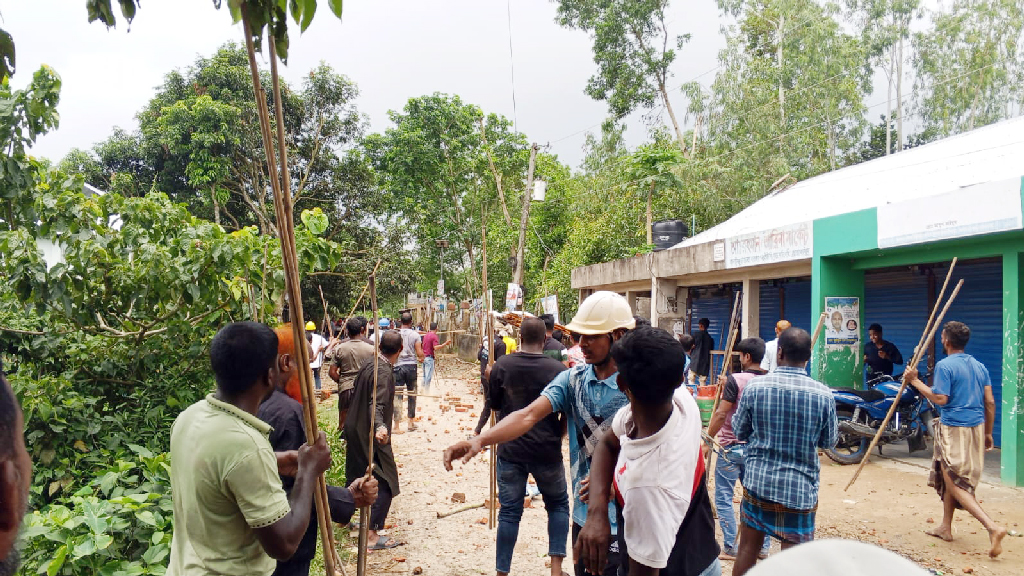 হবিগঞ্জে দুই চেয়ারম্যানের এক চেয়ারে বসা নিয়ে ব্যাপক সংঘর্ষ, ওসিসহ আহত অর্ধশতাধিক