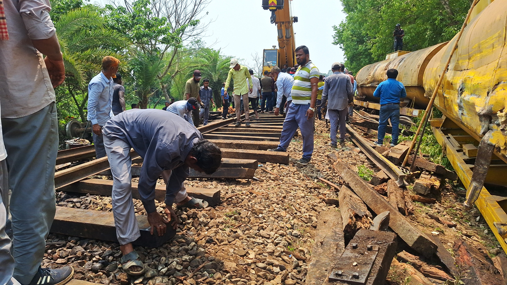 হবিগঞ্জে ট্রেন লাইনচ্যুত: ১৪ ঘন্টায় তিন বগি উদ্ধার, সিলেটের সঙ্গে রেল যোগাযোগ বন্ধ