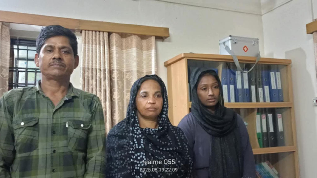 পতাকা বৈঠক শেষে তিন বাংলাদেশিকে ফেরত পাঠাল বিএসএফ