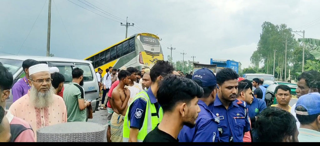 হবিগঞ্জে পথচারীদের চাপা দিয়ে বাস খাদে, মা-ছেলে নিহত