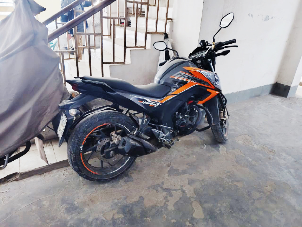 হাদির ওপর গুলির ঘটনায় ব্যবহৃত মোটরসাইকেল, হেলমেট ও ভুয়া নম্বর প্লেট উদ্ধার করেছে সিটিটিসি। ছবি: ডিএমপি