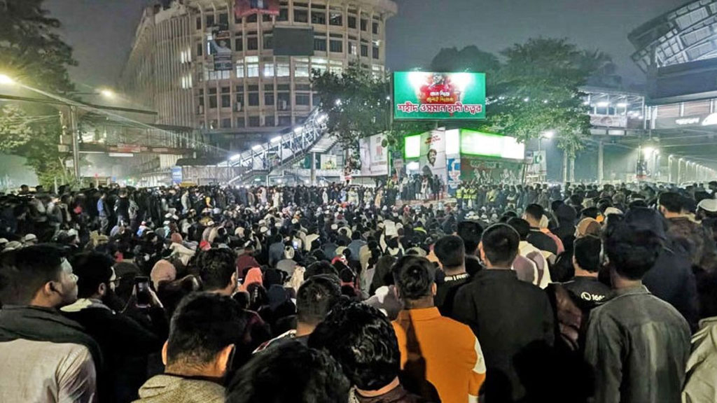 রাত পেরিয়ে সকাল, শাহবাগ ছাড়েননি হাদি হত্যার বিচার দাবিতে বিক্ষোভকারীরা