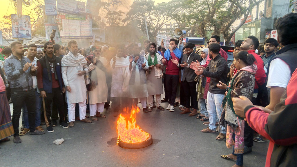 হাদীর ওপর হামলার প্রতিবাদে ঝালকাঠিতে মহাসড়ক ব্লকেড
