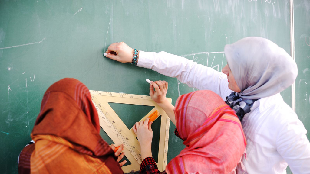 স্কুলে কিশোরীদের হেডস্কার্ফ পরা নিষিদ্ধ করল অস্ট্রিয়া