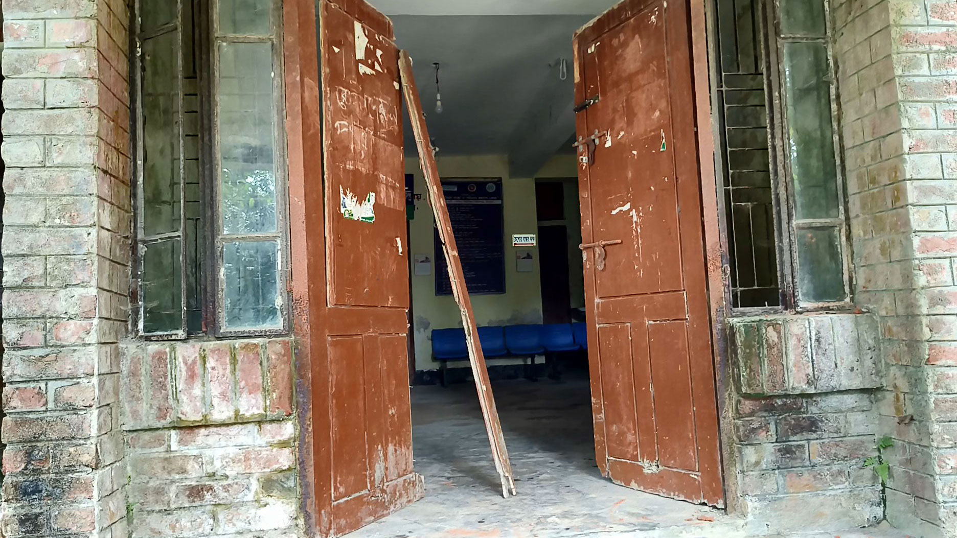 জনবল-ওষুধ-বিদ্যুৎহীন স্বাস্থ্যকেন্দ্র নিজেই অসুস্থ, বাড়ছে মা ও শিশুমৃত্যুর ঝুঁকি