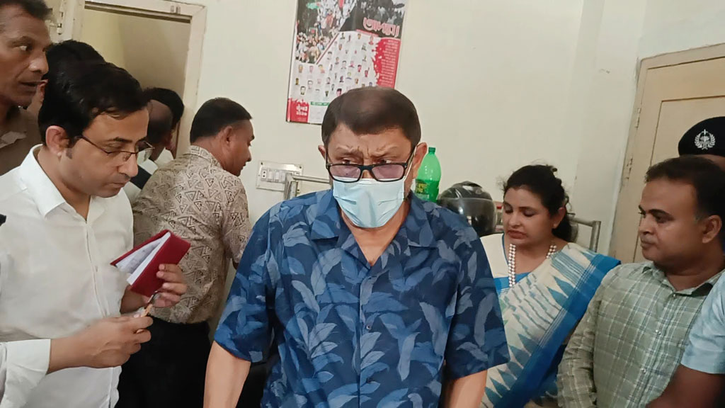 বদলগাছী উপজেলা স্বাস্থ্য কমপ্লেক্সে আকস্মিক পরিদর্শন করেন স্বাস্থ্য ও পরিবার কল্যাণ মন্ত্রী সরদার মো সাখাওয়াত হোসেন। ছবি: আজকের পত্রিকা