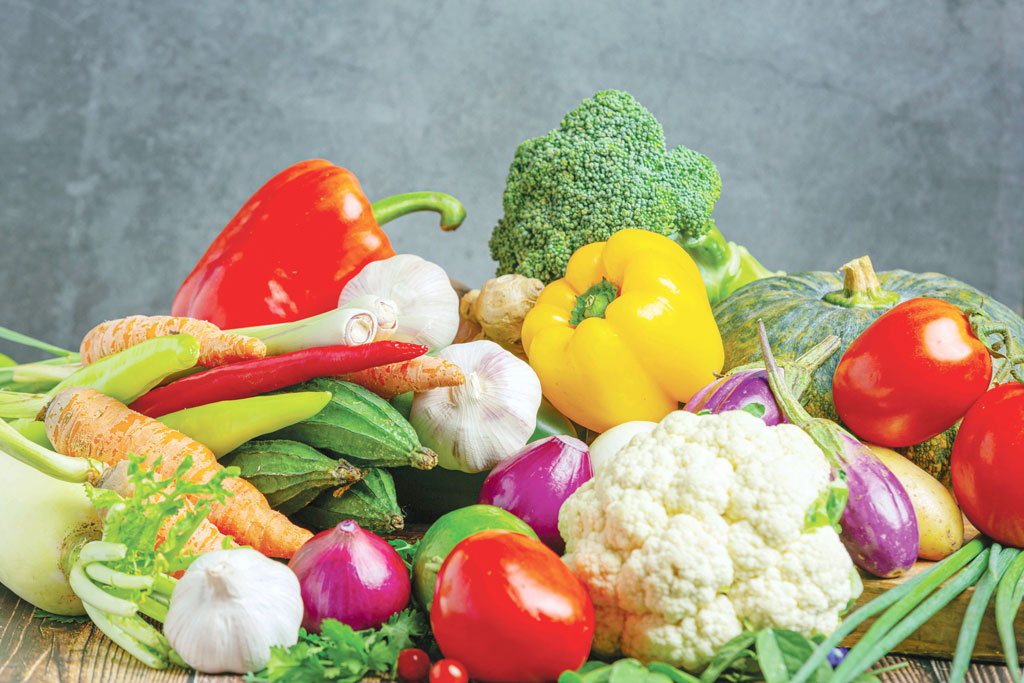 healthy-vegetables-wooden-table