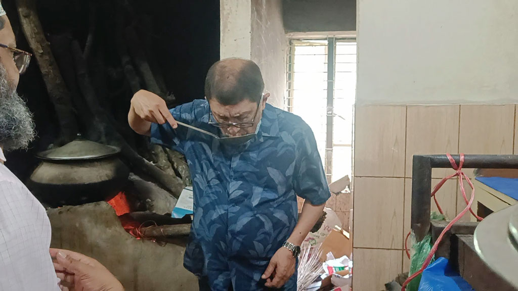 বদলগাছী স্বাস্থ্য কমপ্লেক্স পরিদর্শন, ওষুধের মজুত না থাকায় হুঁশিয়ারি স্বাস্থ্যমন্ত্রীর