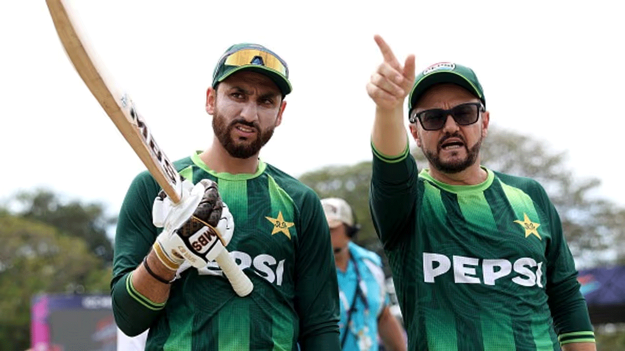 সেদিন কোচের সামনে কেন বোতল ছুড়ে মেরেছিলেন পাকিস্তান অধিনায়ক