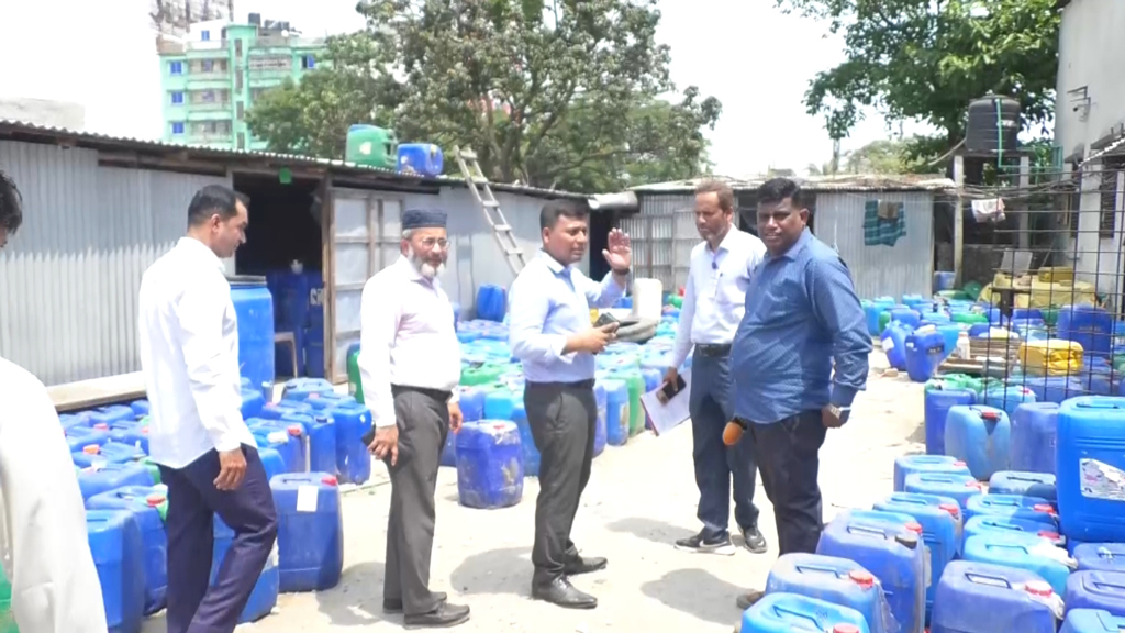 কেরানীগঞ্জে নকল মধু তৈরির কারখানায় অভিযান, এক লাখ কেজি জব্দ