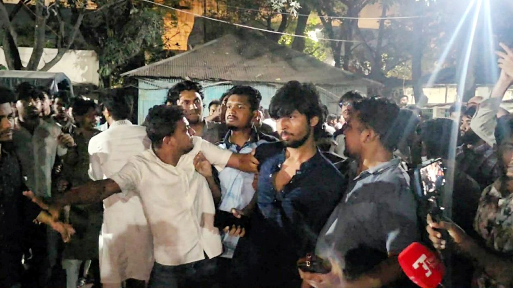 শাহবাগ থানা চত্বরে ডাকসুর দুই নেতাকে মারধর