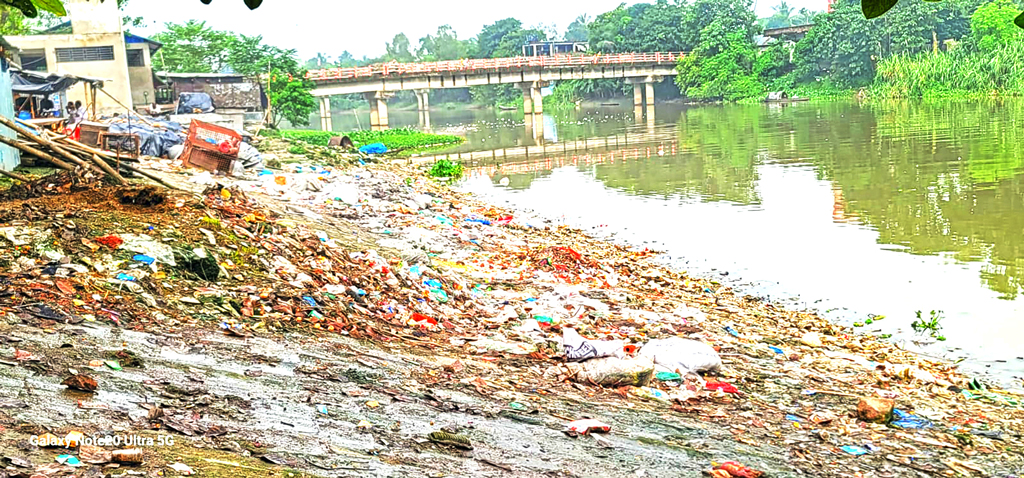 পৌরসভার বর্জ্যে নদী পরিণত হচ্ছে নর্দমায়