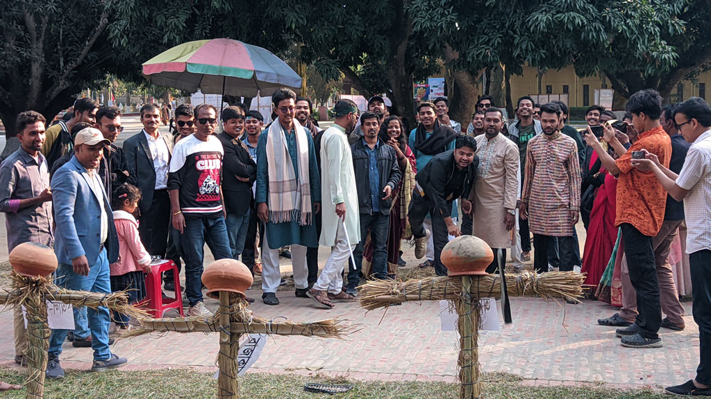রাবিতে ‘রাজাকার, আলবদর, আলশামস’ প্রতিকৃতিতে জুতা নিক্ষেপ