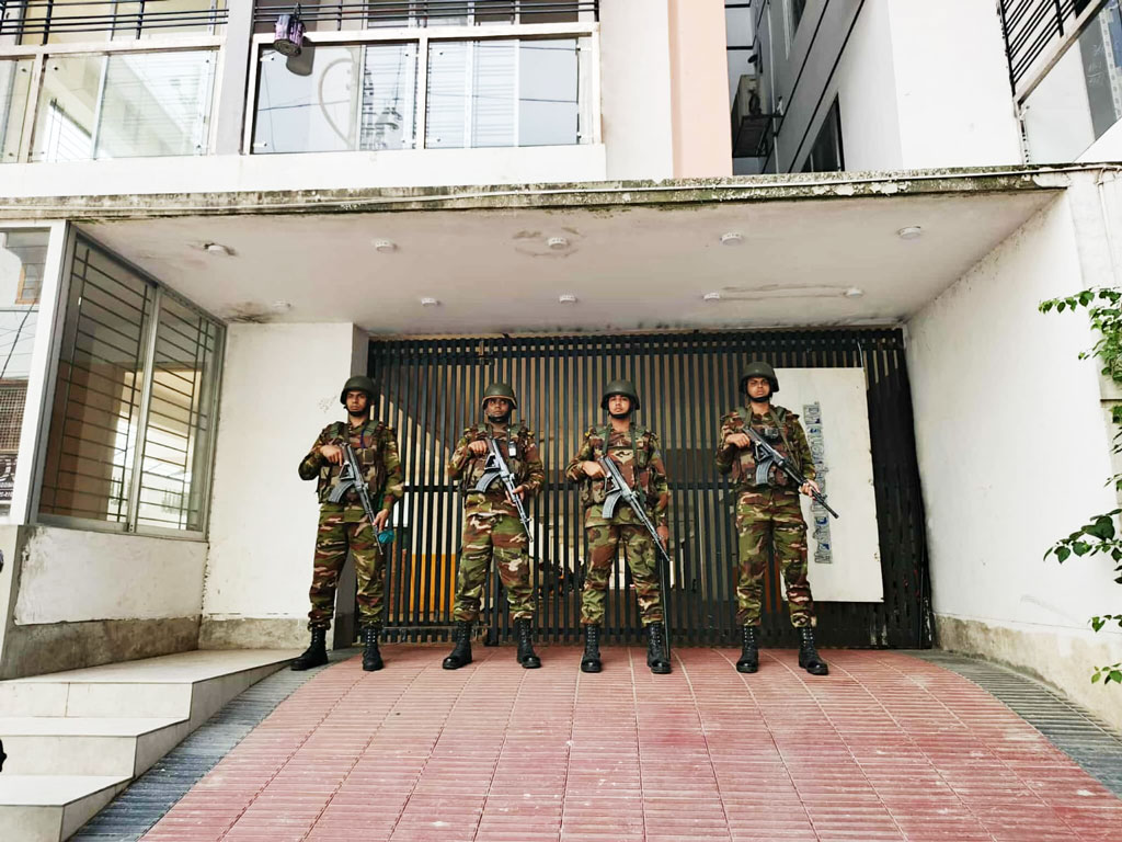 হাজী সেলিমের আজিমপুরের বাড়িতে যৌথবাহিনীর অভিযান,৬টি বিলাসবহুল গাড়ি উদ্ধার