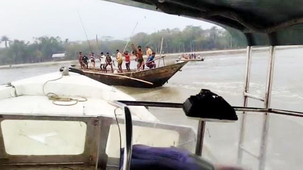 মেঘনায় মৎস্য অধিদপ্তরের অভিযানে হামলা, দুই জেলে আটক