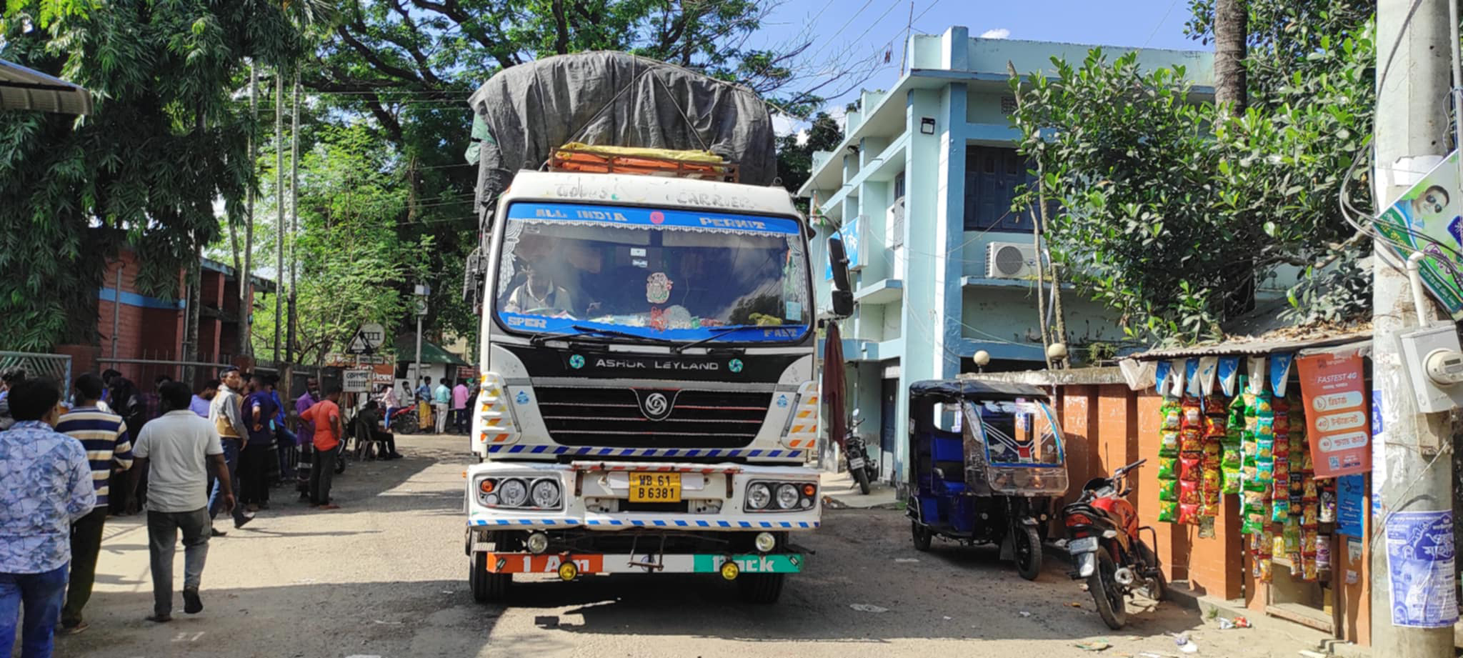 ২০ মাস পর হিলি স্থলবন্দর দিয়ে চাল আমদানি শুরু