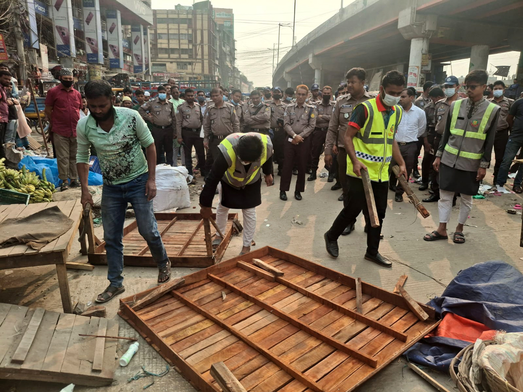 ম্যাজিস্ট্রেট চলে যেতেই রাস্তার দুই পাশ হকারদের দখলে