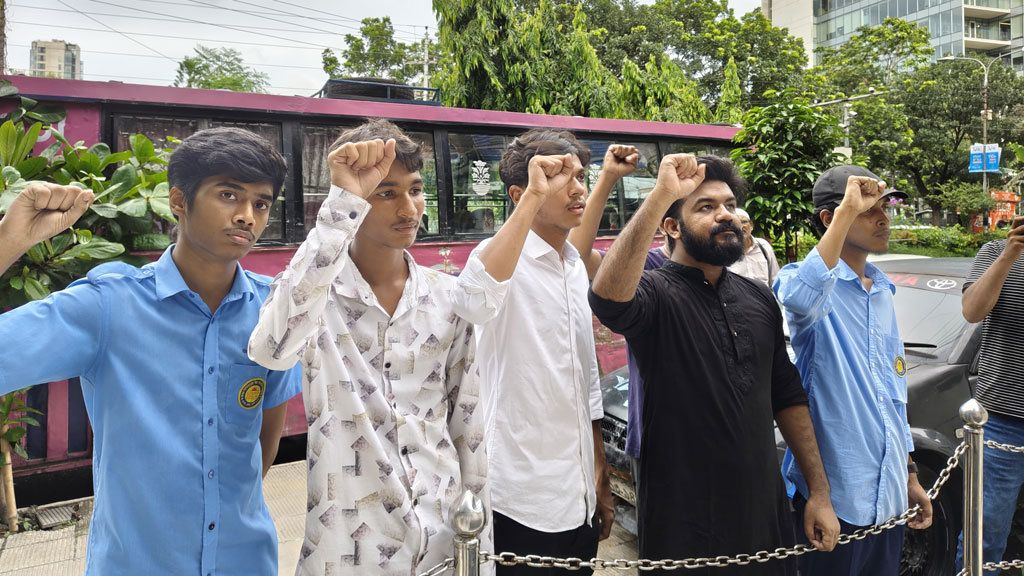 হোলি আর্টিজানে শ্রদ্ধা জানাল শিক্ষার্থীরা