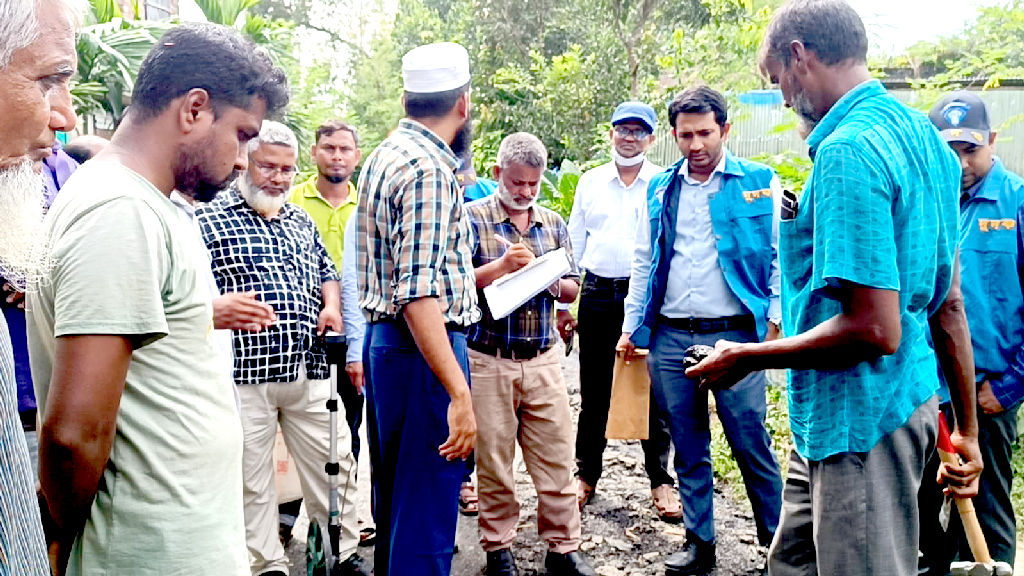 হিলিতে সড়কে কার্পেটিং উঠে যাওয়ার সমস্যা পেয়েছে দুদক