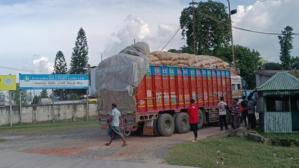 হিলি বন্দর দিয়ে পেঁয়াজ আমদানি, কমছে দাম