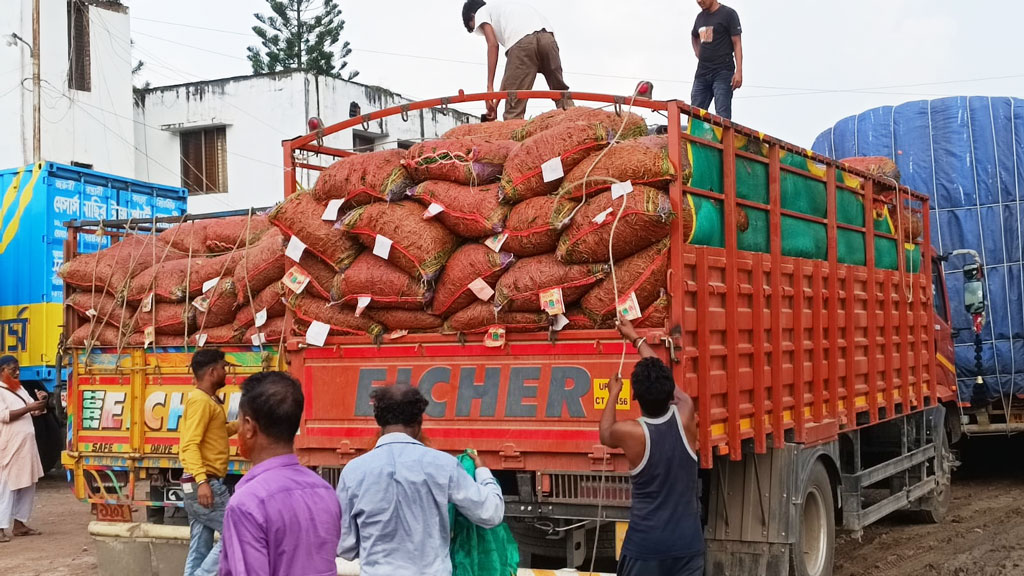 হিলি স্থলবন্দরে কাঁচা মরিচের দাম কেজিতে ৪০ টাকা কমেছে