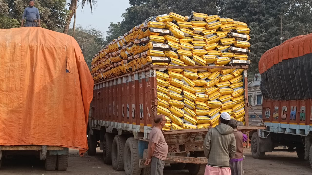 হিলি স্থলবন্দর দিয়ে ভারত থেকে চাল আমদানি শুরু
