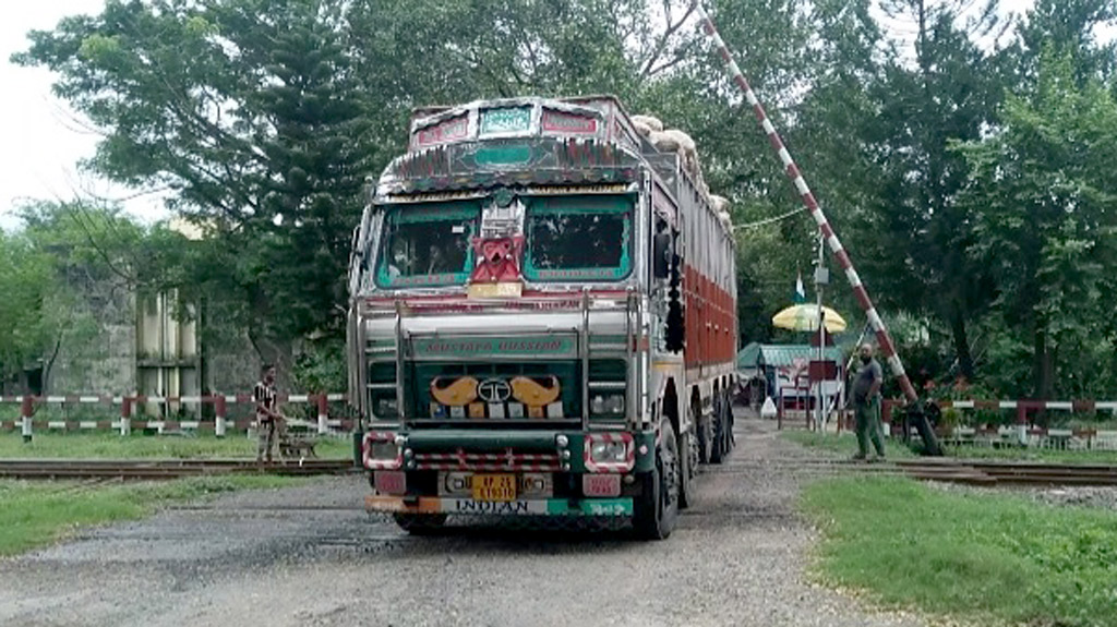 হিলি স্থলবন্দর দিয়ে সব ধরনের পণ্য আমদানি বন্ধ