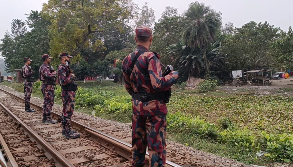 নির্বাচনকে সামনে রেখে হিলি সীমান্তে টহল জোরদার বিজিবির