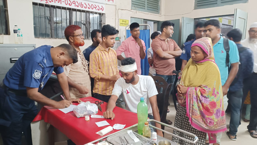 হিলিতে বিকাশকর্মীকে ছুরিকাঘাত করে দেড় লাখ টাকা ছিনতাই