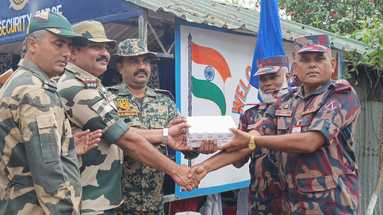 হিলি সীমান্তে বিজিবি ও বিএসএফের ঈদের শুভেচ্ছা বিনিময়, মিষ্টি উপহার