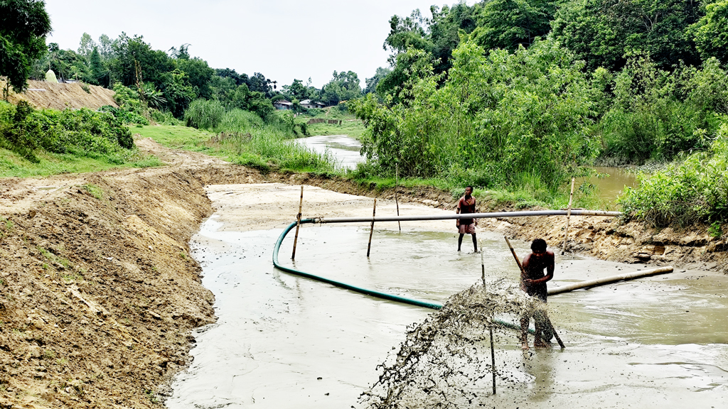 হালদা বিপন্ন করে নির্মাণ হচ্ছে তীররক্ষা বাঁধ