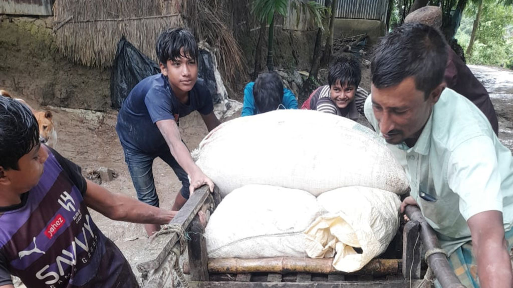‘দুইডা ধান বাজারে নিবার চাইলেও প্যাকপানি ভাইঙ্গা নেওন লাগে’