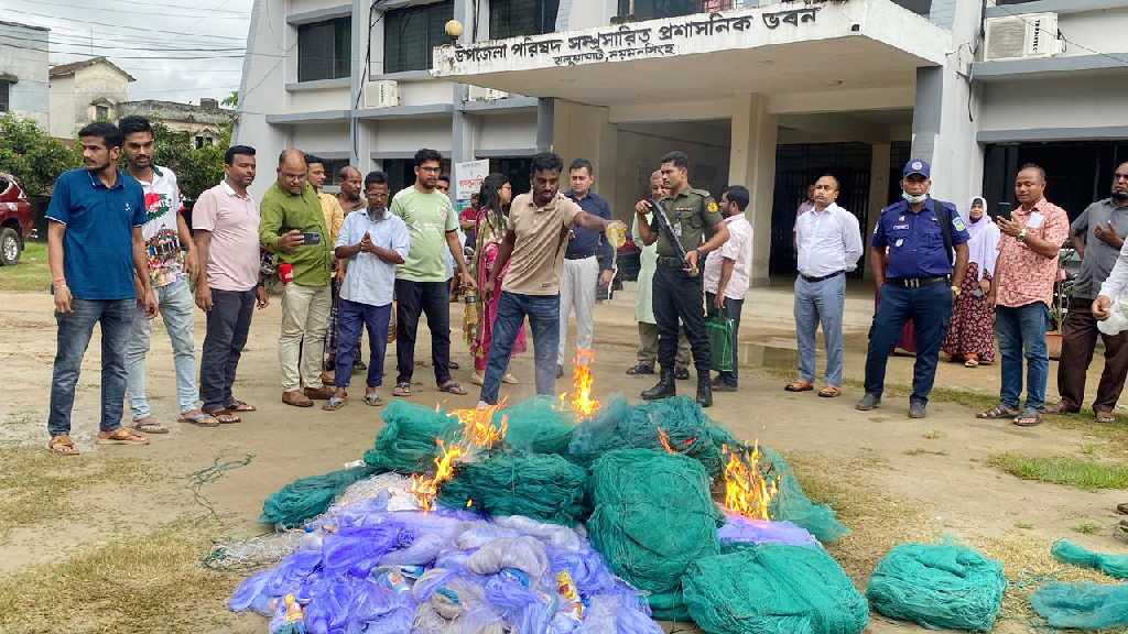হালুয়াঘাটে ২০ লাখ টাকা মূল্যের চায়না দুয়ারি ও কারেন্ট জাল জব্দ, অর্থদণ্ড-জেল