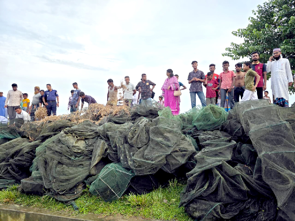 হালুয়াঘাটে ১৩ লাখ টাকা মূল্যের চায়না দুয়ারি জাল পুড়িয়ে ধ্বংস